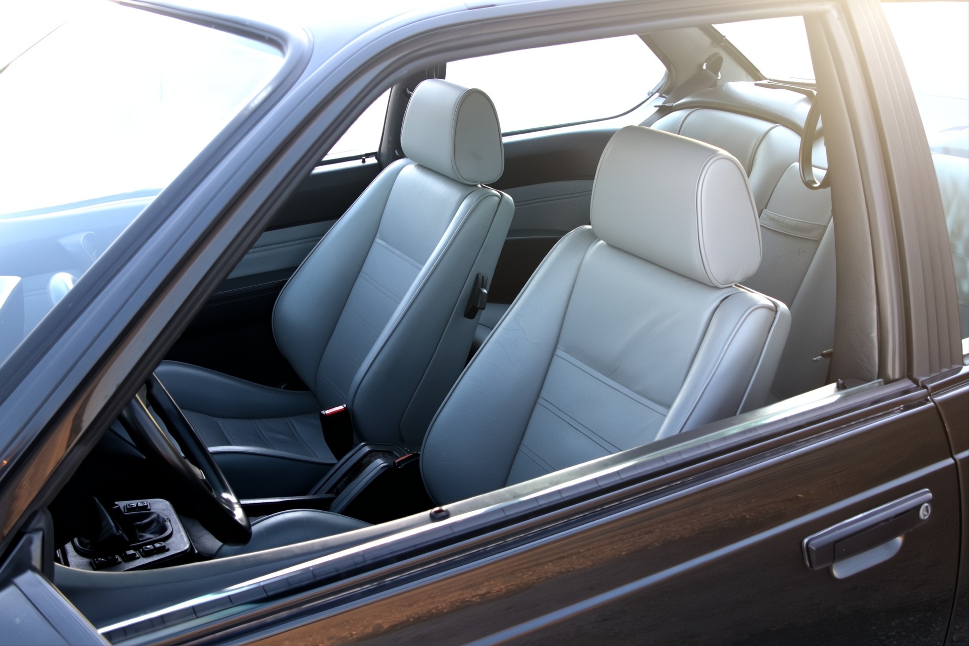 Sièges sport gris clair en cuir d'une BMW M635 CSi vus de l'extérieur