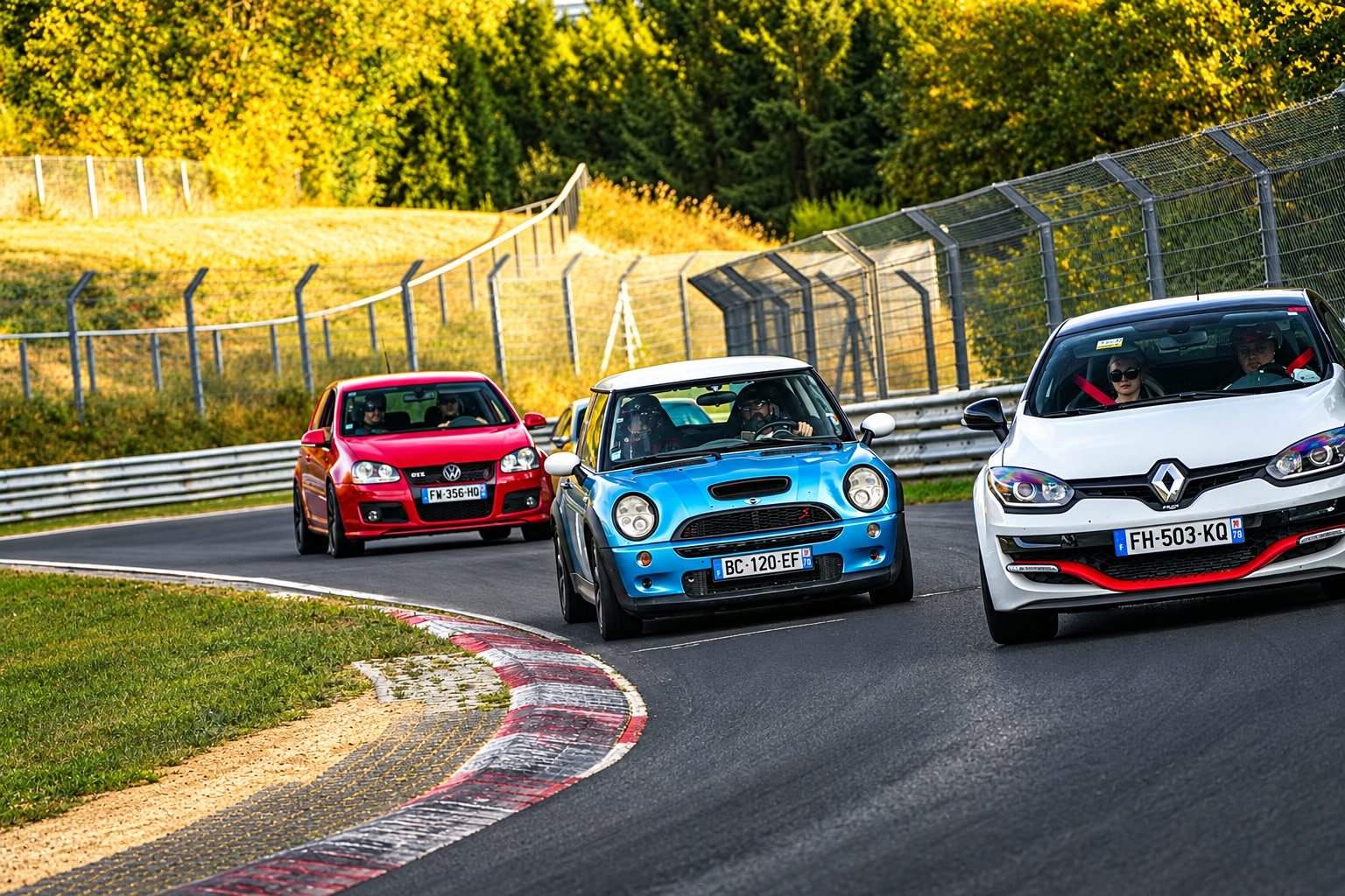Mini Cooper S R53 bleue et Golf 5 GTI rouge derrière une Renault Mégane RS blanche sur la Nordschleife