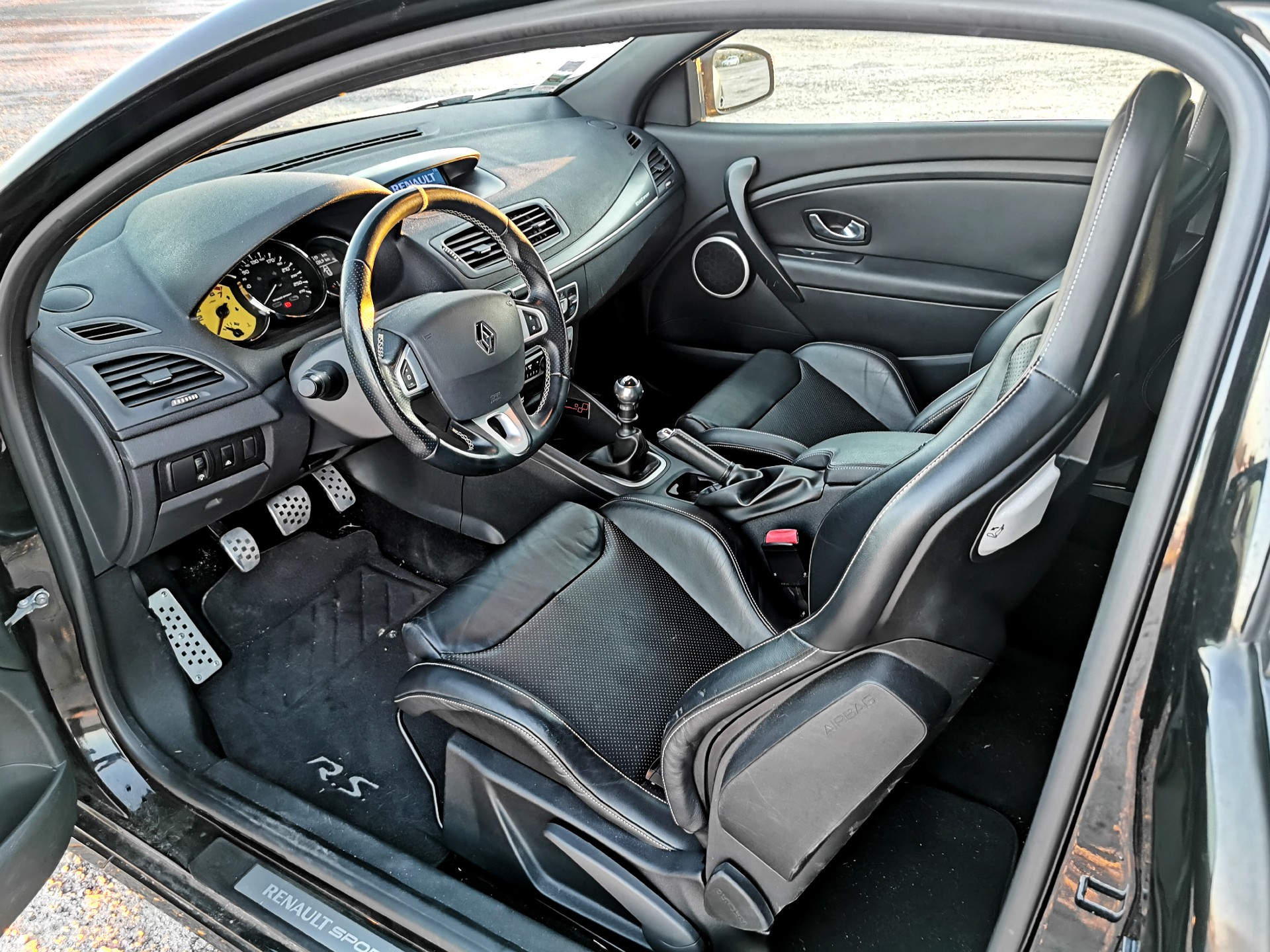 Habitacle Renault Mégane 3 RS avec sièges Recaro cuir, boîte manuelle et compteur central jaune