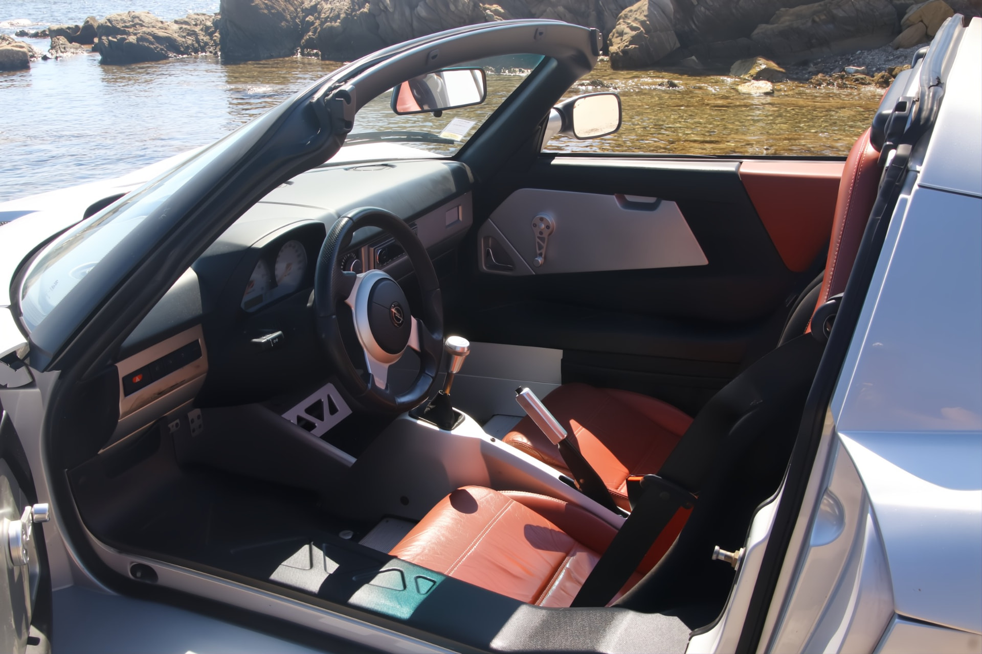 Habitacle de l'Opel Speedster avec sièges en cuir rouge