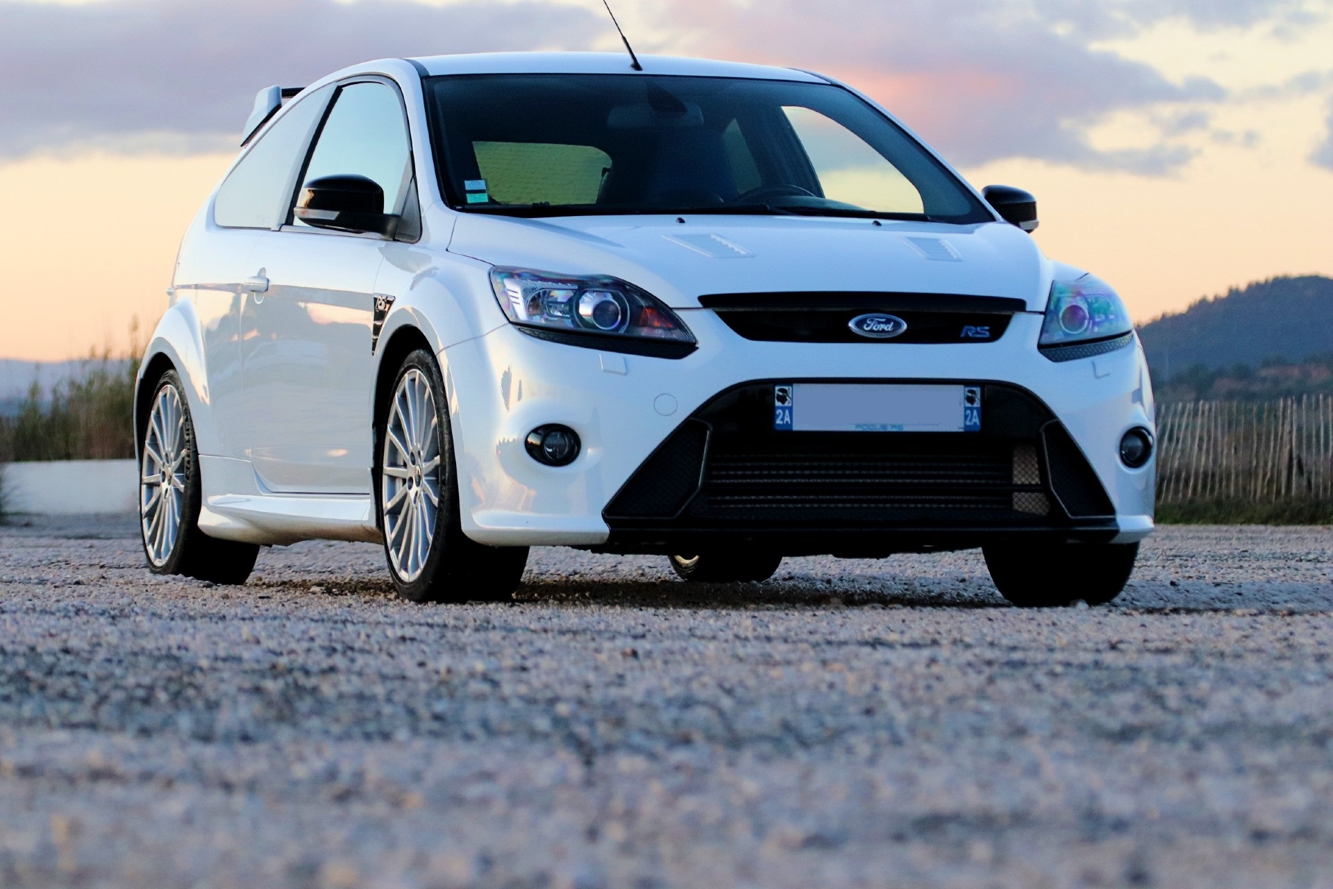 Ford Focus RS Mk2 blanche vue de face avec calandre noire et badge RS bleu