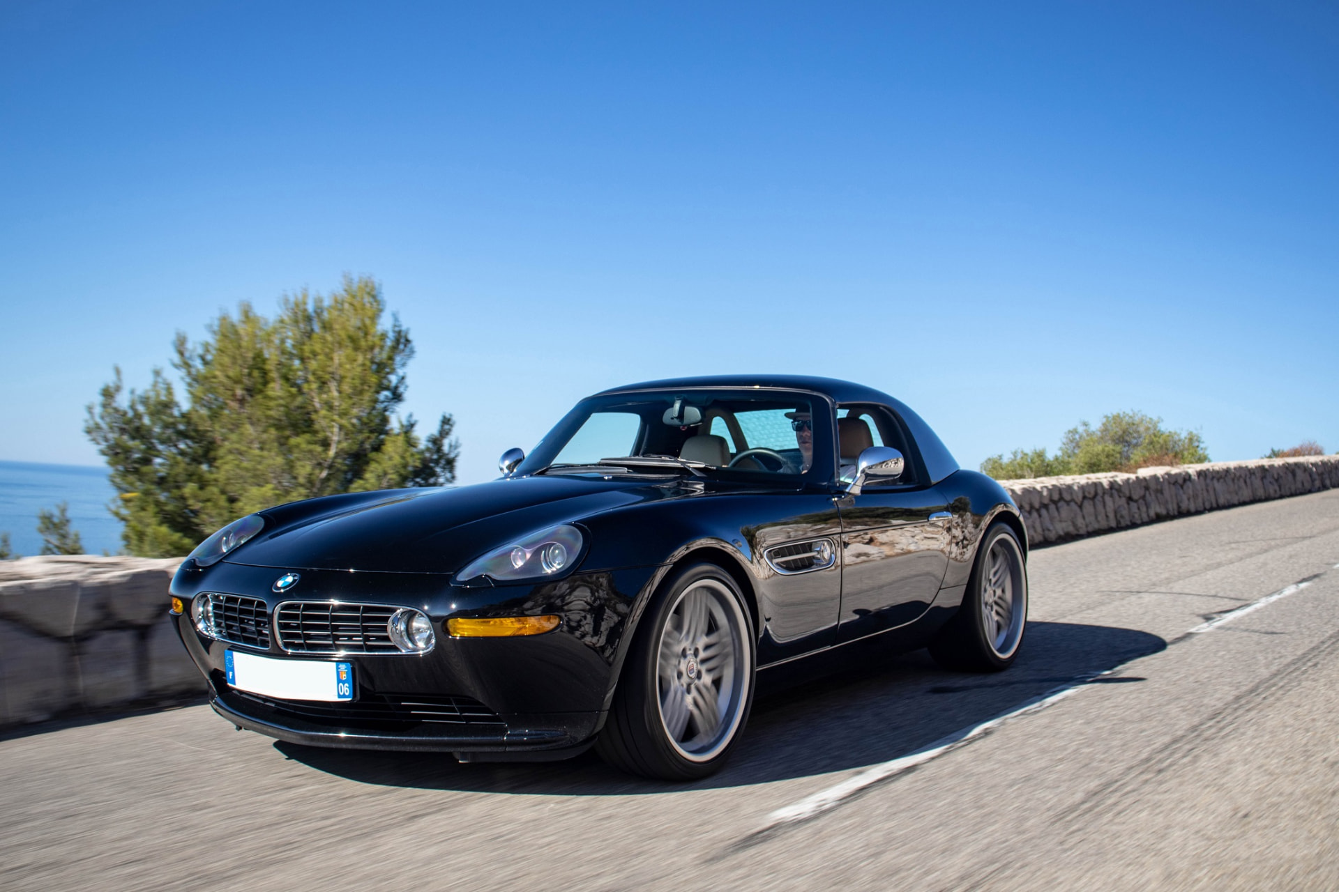 BMW Z8 noire en mouvement sur une route littorale