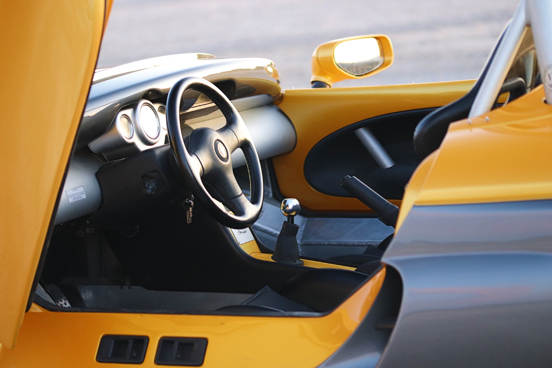 Intérieur Renault Spider avec pommeau de levier chromé et frein à main