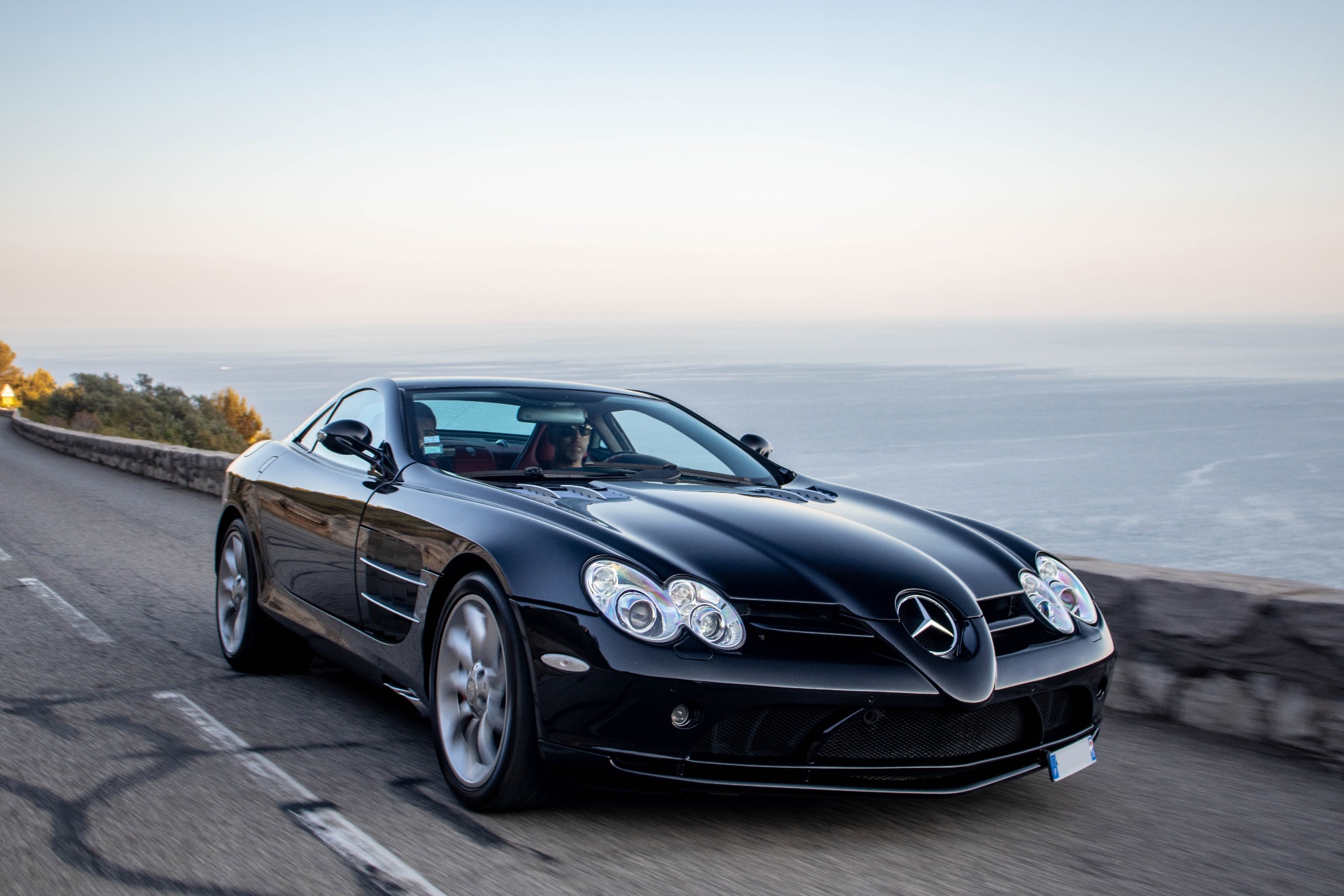 Mercedes-Benz SLR McLaren noire au bord de la Méditerranée