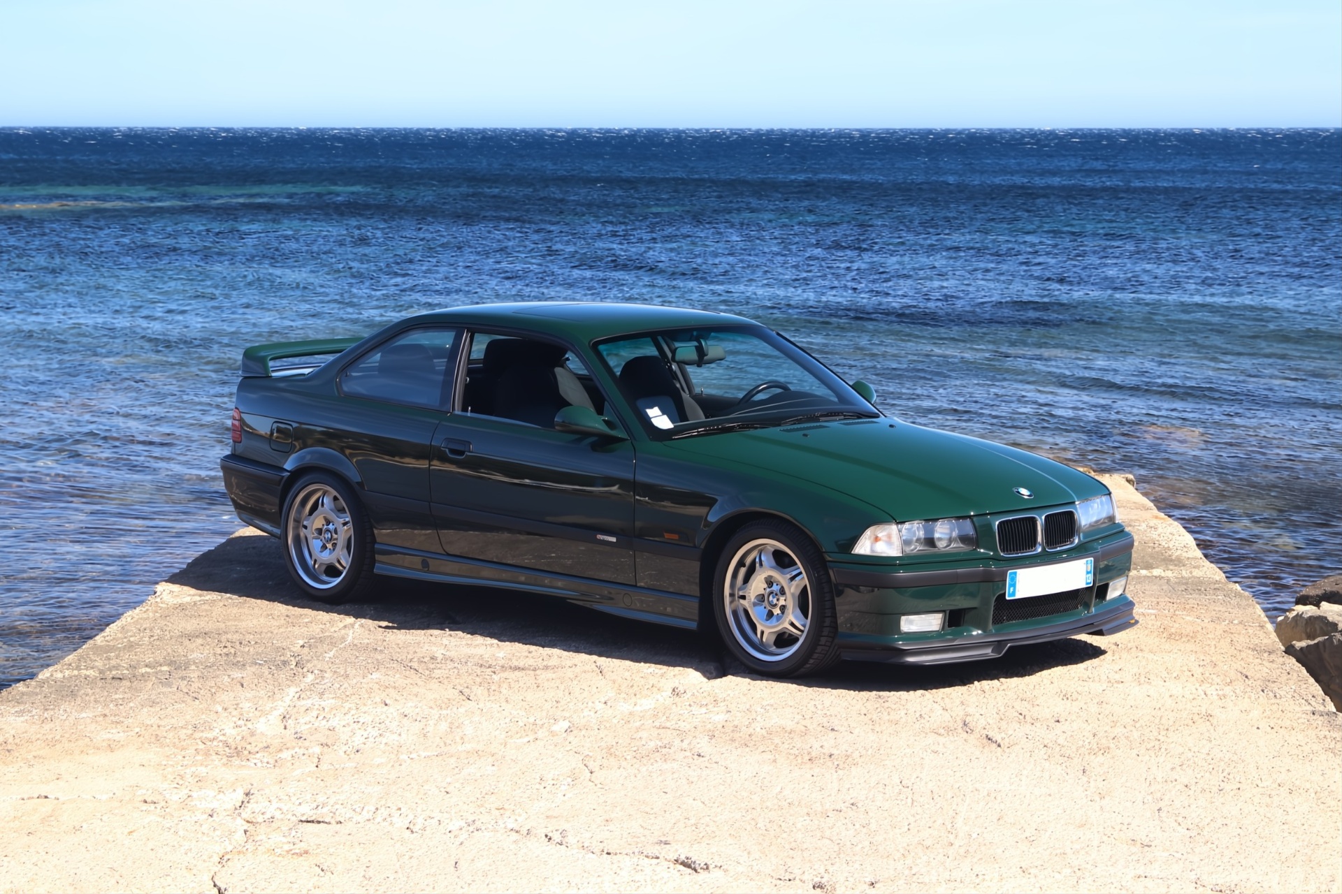 BMW M3 GT E36 de trois-quarts avant face à la mer